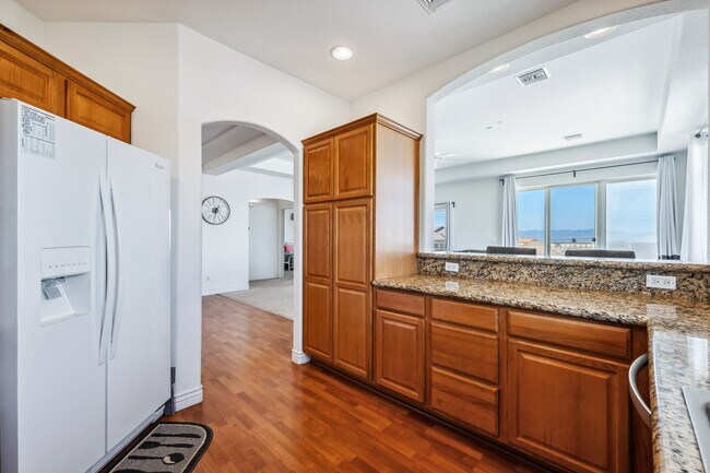 Building Photo - 3 BR + Bonus, Fully furnished, Includes Ut...