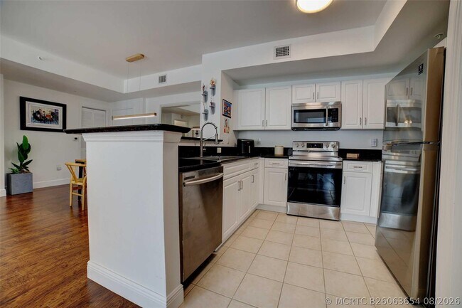 Building Photo - 720 S Sapodilla Ave