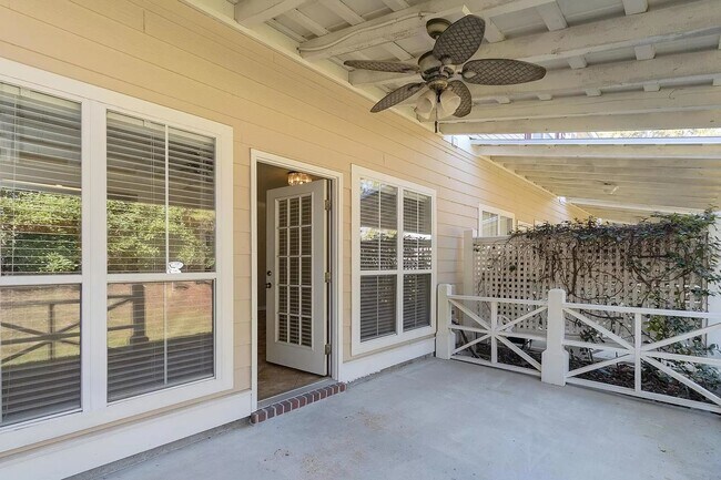 Building Photo - 50% OFF 1ST MONTH RENT ----- Adorable 3B/2.5B Unfurnished Townhome located in Twin Lakes Neighbor...