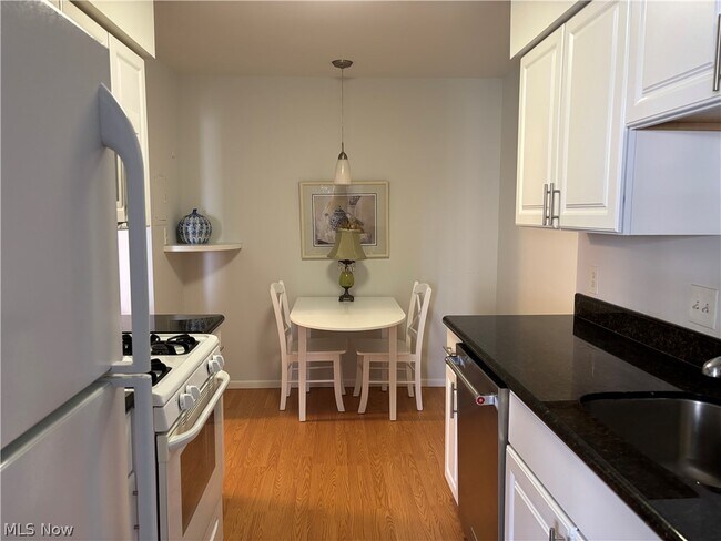 Building Photo - 2112 Acacia Park Dr