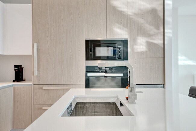 Building Photo - 3100 N Ocean Dr