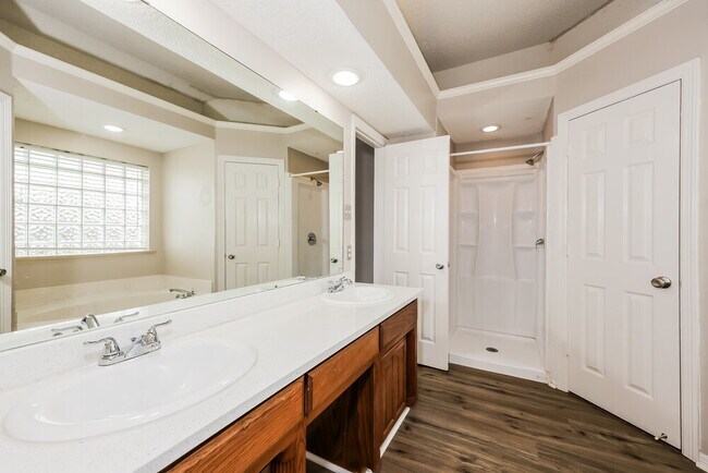 Building Photo - 724 Nicole Dr