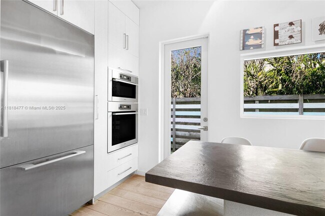 Building Photo - 441 E Dilido Dr