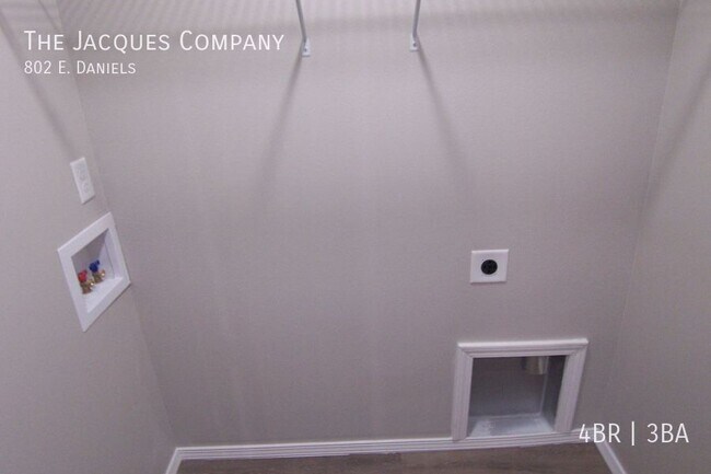 Building Photo - 802 E. Daniels-