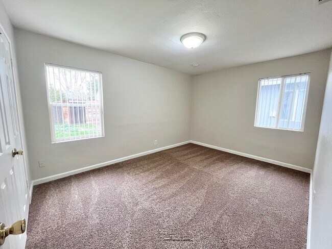 Building Photo - 1710-1712 Madrone Avenue