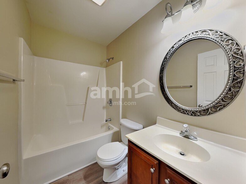 Building Photo - 1860 Oakhurst Park Ln