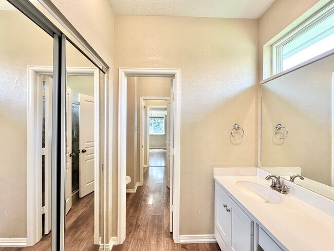 Building Photo - Tour Today! Show Stopping Home in Flint!