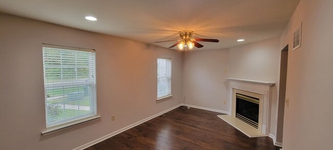 Building Photo - Beautiful 3 bedroom 2.5 bathroom END Unit ...