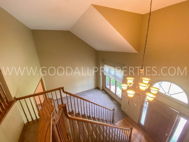 Building Photo - Executive Home - 4 Bedroom, 3.5 Bathroom in Country Club Neighborhood with Finished Basement