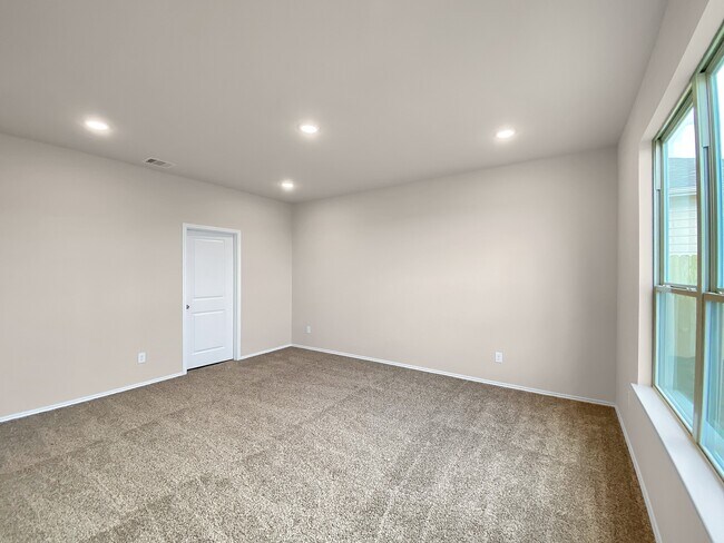 Building Photo - 13071 Clear View Dr