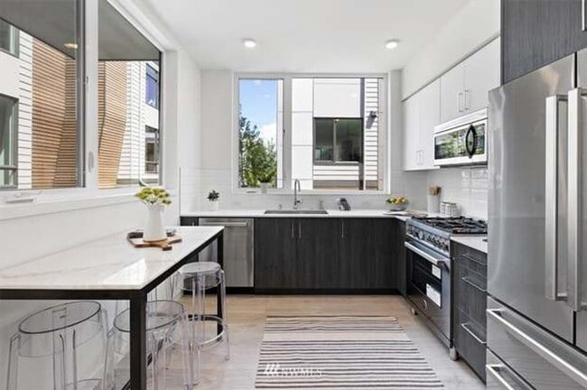 Building Photo - Greenlake 2bed / 2bath Townhouse