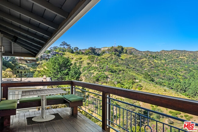 Building Photo - 2843 Lambert Dr