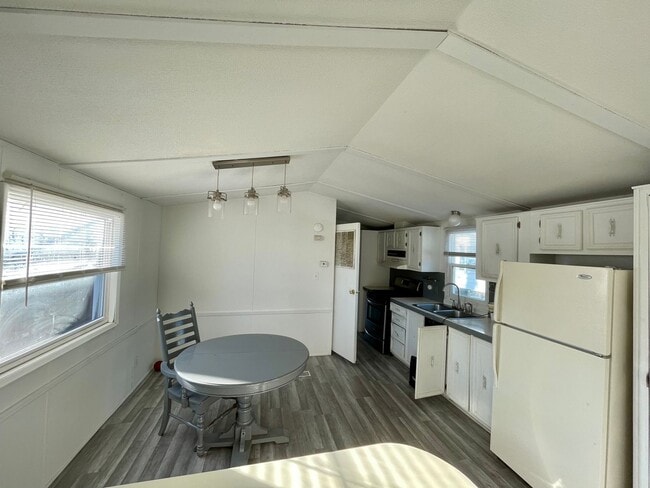 Building Photo - Modern 2 Bed 2 Bath Section 8