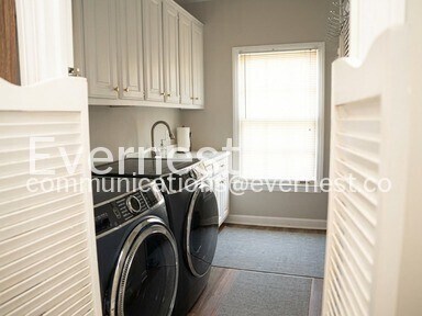 Building Photo - 4580 Village Dr