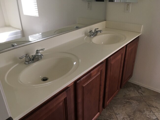 Building Photo - 3 Bed 2.5 Bath home!!