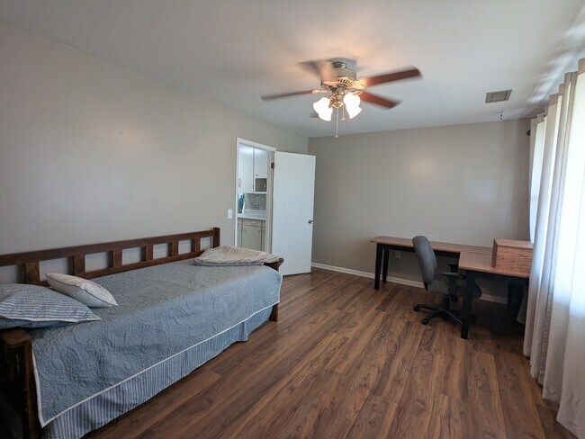 Building Photo - 804 Mixon Dr