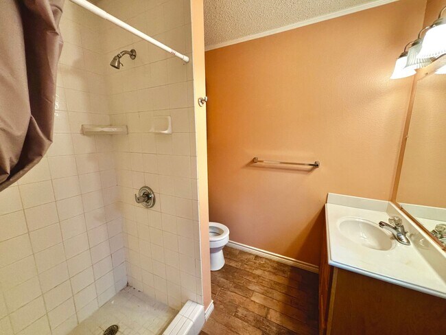 Building Photo - Pre-leasing for early July move in!