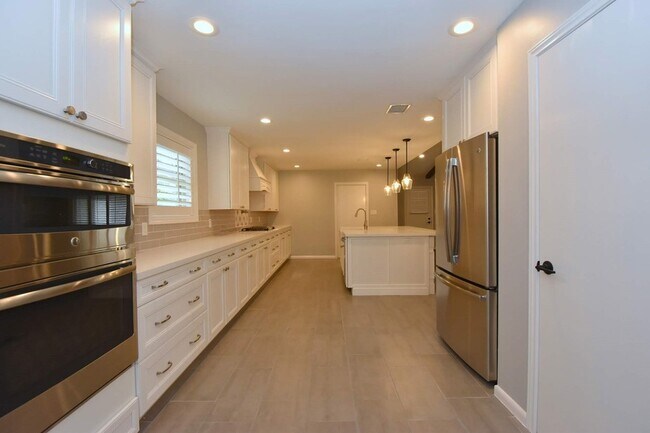 Building Photo - 10802 Meadow Lake Ln