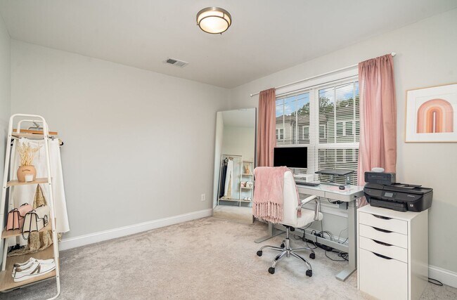 Building Photo - Charming 3-Bedroom Townhome Close to Every...