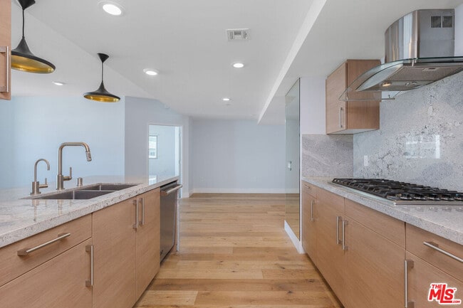 Building Photo - 13650 Marina Pointe Dr