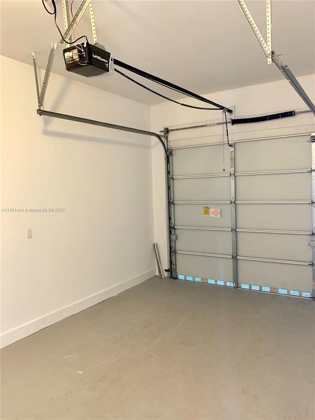 Building Photo - 2852 SW 32nd Ct