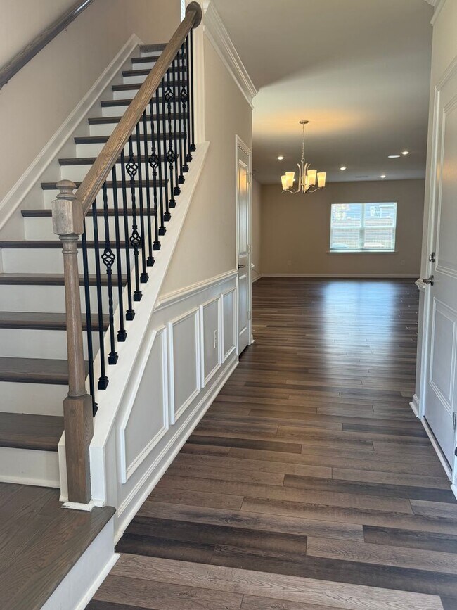 Building Photo - AMAZING LOCATION, Fantastic 3 Bed Home, In...