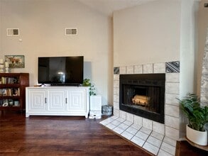 Building Photo - 2909 Laurelridge Dr