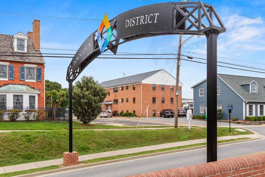 Primary Photo - Seymour Apartments