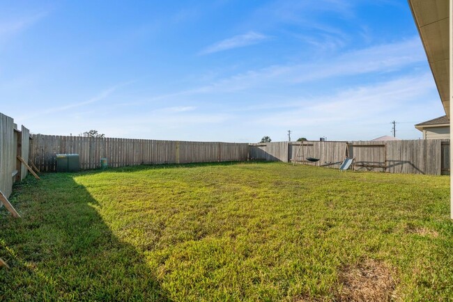 Building Photo - 634 W Fairway Lake Dr