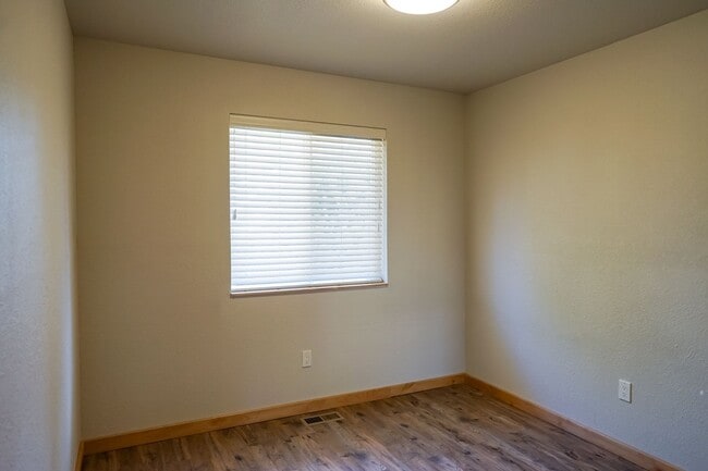 Building Photo - Three Bedroom Home in Hayden