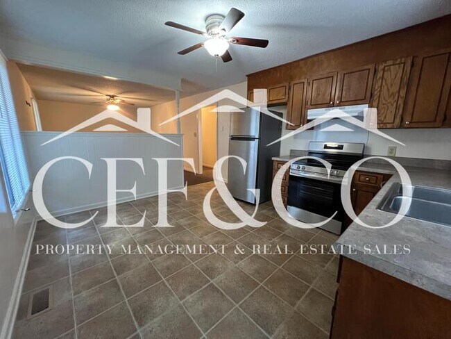 Building Photo - Beautifully maintained 2 bedroom 1.5 bathroom duplex, now available.