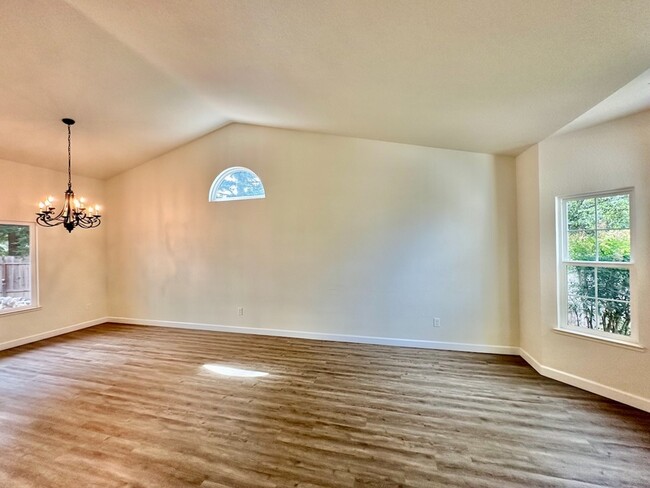 Building Photo - 515 Adriana Pl