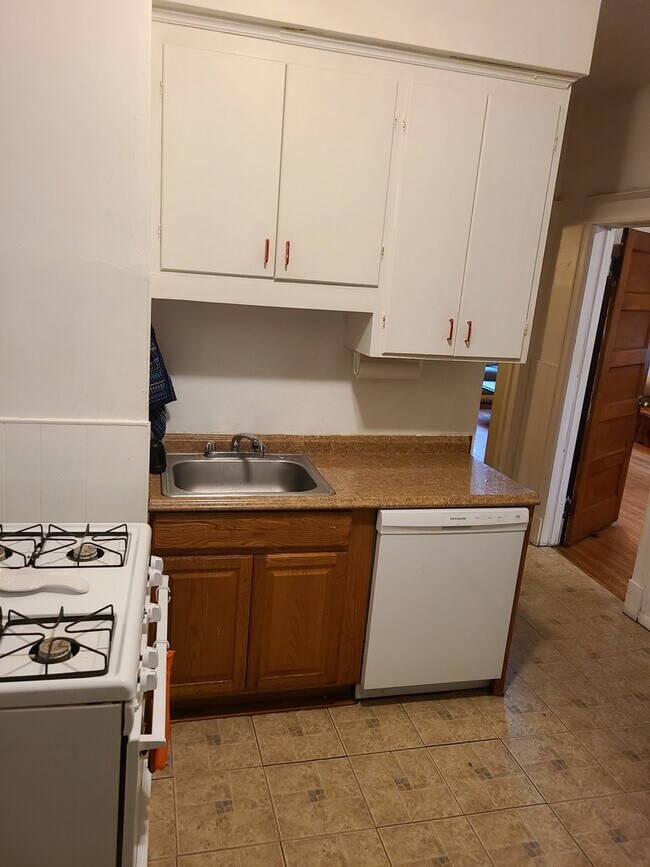 Building Photo - 2204 W Berteau Ave