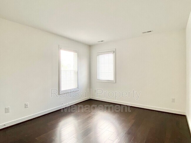 Building Photo - 4808 Village Walk