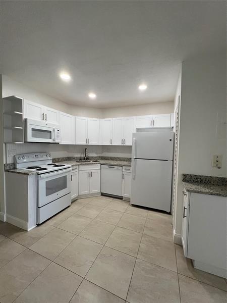 Building Photo - 2550 NE 51st St