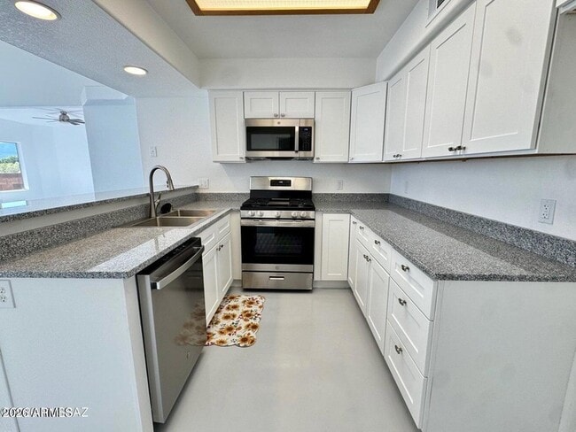 Building Photo - 574 Duchess Dr