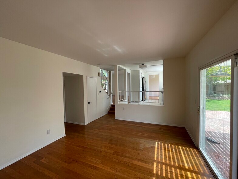 Building Photo - 1543 Calle Violetas