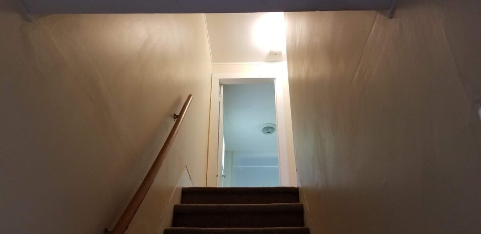 Upstairs - 323 W 4th St