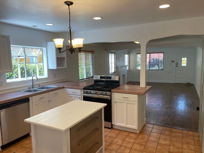 Building Photo - Private Single Family Home in Central Quie...