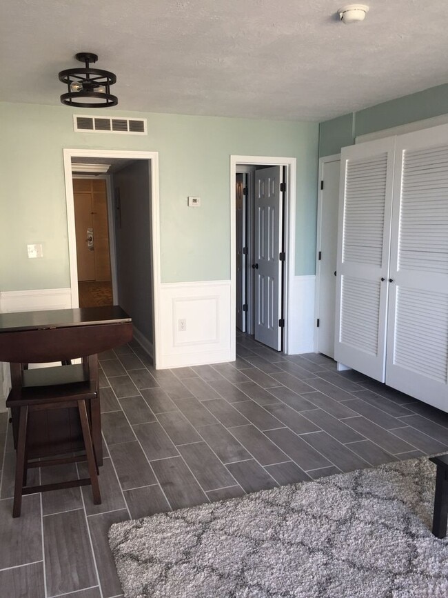 Building Photo - Fully Furnished 1 Bedroom Condo with an Oc...