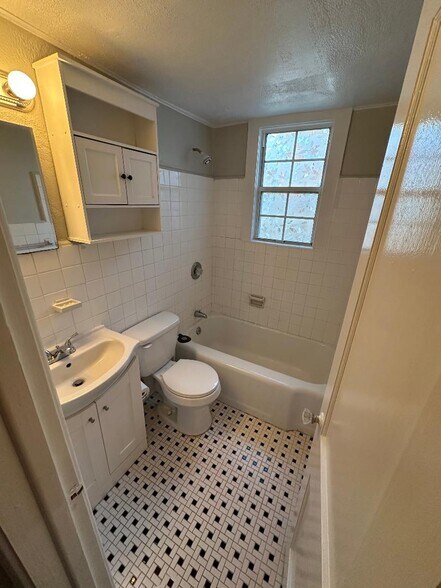 Bath - 2743 Riverside Ave