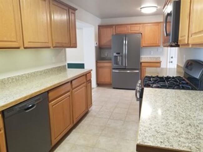 Building Photo - Rare 4 bedroom, 2 bath home on cul-de-sac.