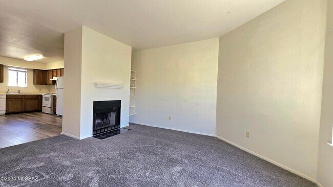 Building Photo - 3690 N Country Club Rd