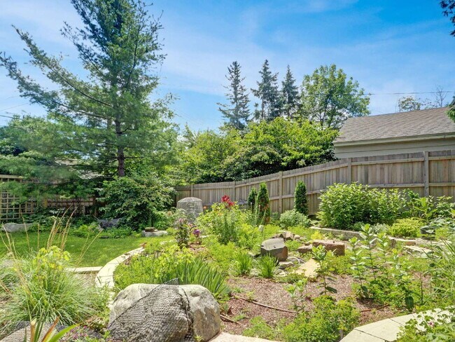 Building Photo - Gorgeous 4 bedroom home in Linden Hills