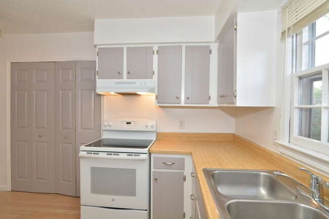 Building Photo - 1020 Tealwood Dr