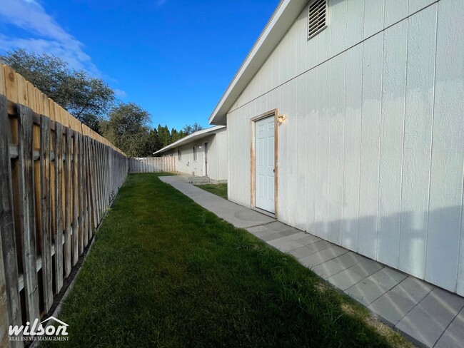 Building Photo - 3bd/2ba Duplex with Two Car Garage in Unio...