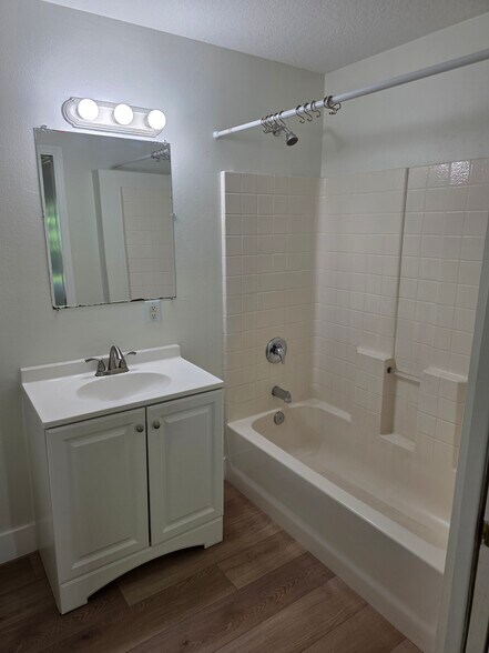 Building Photo - 512 13th Pl