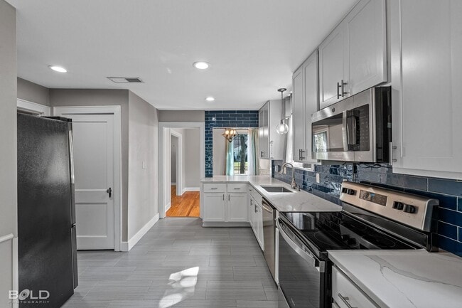 Building Photo - Check Out this 3 bed 2 bath!!