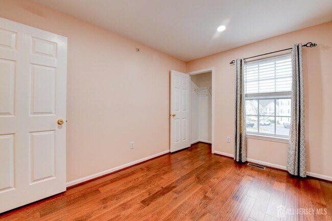 Building Photo - 609 Blossom Cir