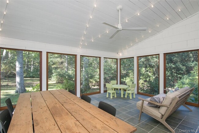 Building Photo - 210 Robinson Ln